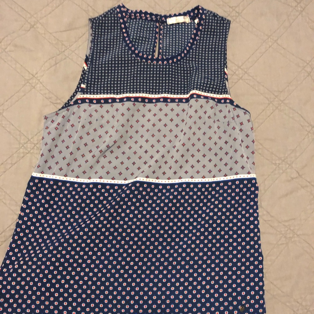 Short sleeve scoop blouse.